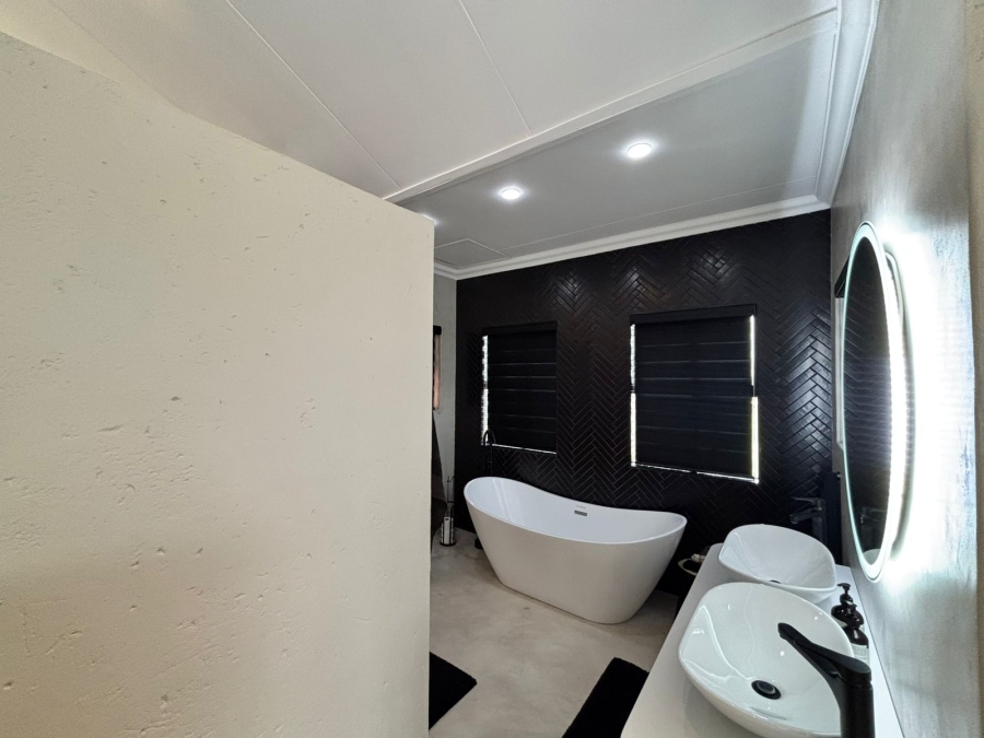 5 Bedroom Property for Sale in Grimbeeck Park North West